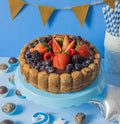 Bolo de festa de aniversário feito com inhame, massa branca ou cacau, com geleia e frutas frescas.