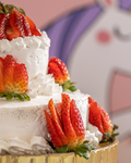 Bolo de dois andares decorado para festa de aniversário, sem açúcar fofinho e saudável, feito com inhame orgÂnico, com ovos caipiras orgânicos, cacau 100%, para toda a família.
