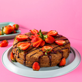 Bolo decorado para festa de aniversário sem açúcar, sugar free, feito com inhame orgânico, feito com farinha orgânica, ovos orgânicos, adoçado com tâmara. Bolo saudável e clean label para toda a família.
