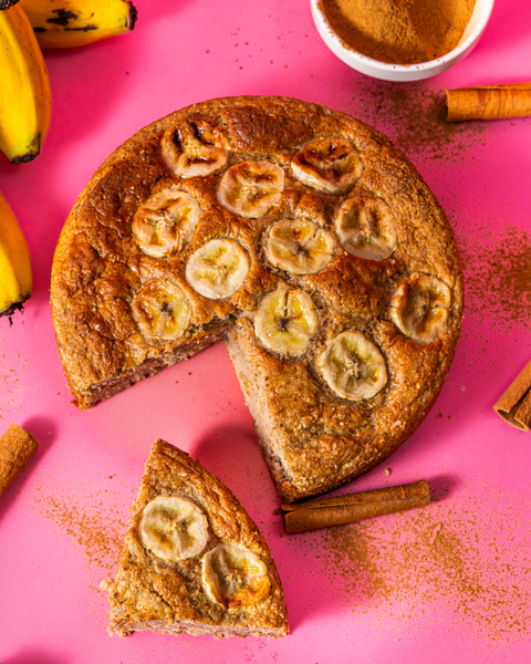 Bolo de banana sem açúcar fofinho e saudável, feito com banana orgÂnica, leite de amêndoa, com ovos caipiras orgânicos, cacau 100%, para toda a família. 