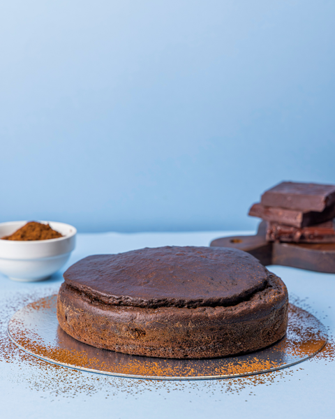 Bolo de cacau sem açúcar fofinho e saudável, feito com inhame orgÂnico, com ovos caipiras orgânicos, cacau 100%, para toda a família. 