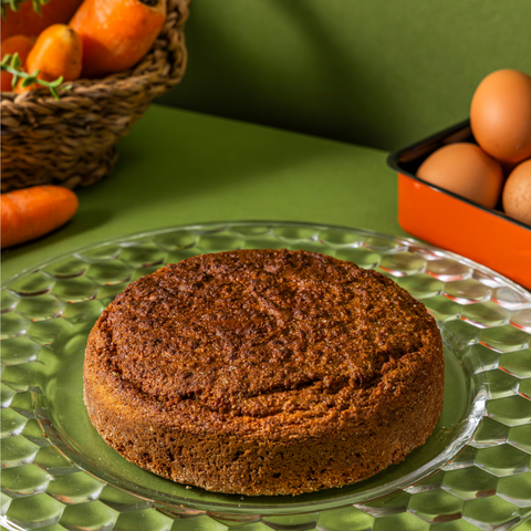 Bolo de cenoura sem açúcar, feito com cenorua orgânica, adoçado com tâmara, farinha integral orgânica, ovos orgânicos, fermento orgânico. Clean label para toda a família.