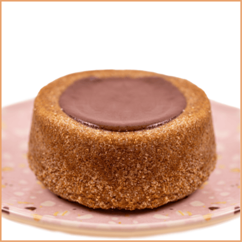 Bolo de cenoura sem açúcar, sugar free, com cobertura de ganache de chocolate padaria dos bebes, feito com apenas qautro ingredientes, creme de leite fresco, manteiga de cacau, tâmara e cacau 100% orgânico. bolo saudável e clean label para toda a família.