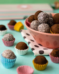 Brigadeirinho de cacau e de coco feitos com apenas três ingredientes cada, adoçados com tâmaras. Clean label para toda a família.