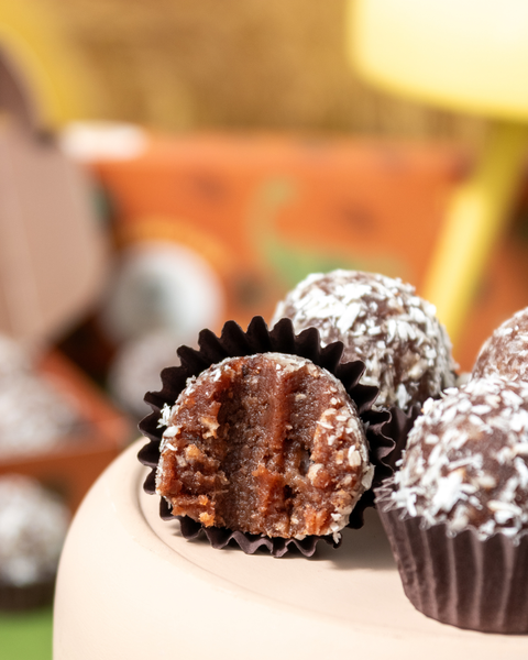 Brigadeirinho de coco feitos com apenas três ingredientes, adoçados com tâmaras. Clean label para toda a família.