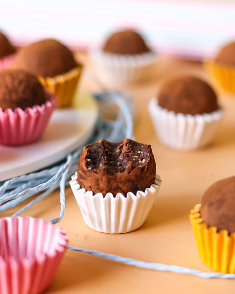 Brigadeirinho de cacau feitos com apenas três ingredientes, adoçados com tâmaras. Clean label para toda a família.