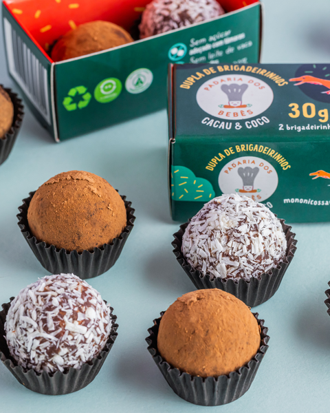 Brigadeirinho de cacau e coco saudável, adoçado naturalmente apenas com tâmaras, para um lanche saboroso e nutritivo.