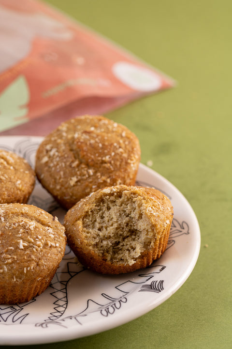 Muffin de fubá com coco sem açúcar fofinho e saudável, adoçado com tâmaras, com ovos caipiras orgânicos para toda a família. 