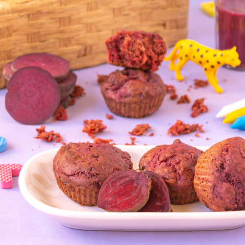 Muffin beterraba feito com beterraba orgânica, feito com farinha orgânica, ovos orgânicos, adoçado com tâmara. Bolo saudável e clean label para toda a família.