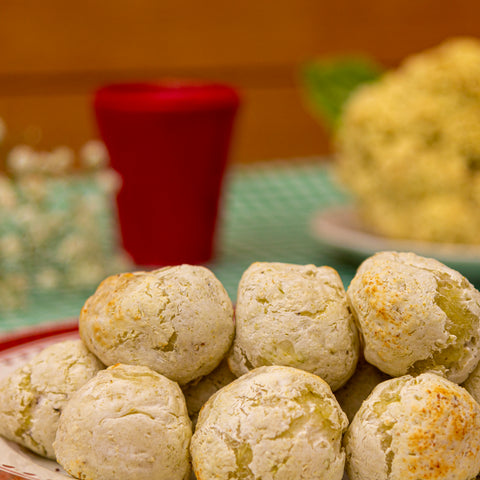 Pãozinho de couve-flor orgânica feito apenas com couve-flor, polvilho e azeite extravirgem. Pãozinho saudável para toda a família. Pão de beijo.