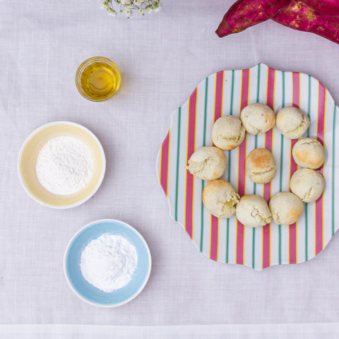 Pãozinho de batata-doce orgânica feito apenas com batata-doce, polvilho e azeite extravirgem. Pãozinho saudável para toda a família. Pão de beijo.