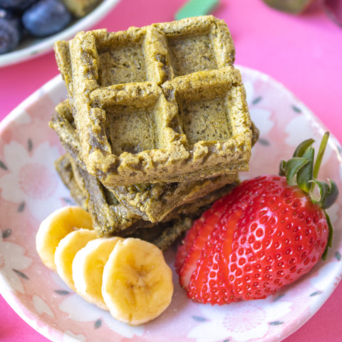 Waffle de espinafre orgânico sem açúcar fofinho e saudável para toda a família. Sem glúten e com ovos caipiras orgânicos.