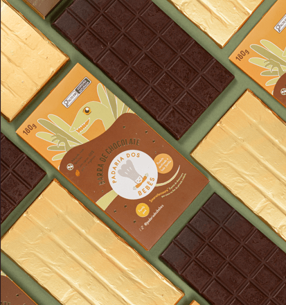 Chocolate sem açúcar, sugar free, feito com apenas três ingredientes, manteiga de cacau, tâmara e cacau 100% orgânico. Chocolate saudável e clean label para toda a família.