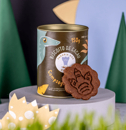 Biscoitossauro de cacau, um biscoito sem açúcar, sugar free, feito com farinha orgânica, ovos orgânicos, adoçado com tâmara, cacau 100% e fermento orgânico. Biscoitossauro saudável e clean label para toda a família.