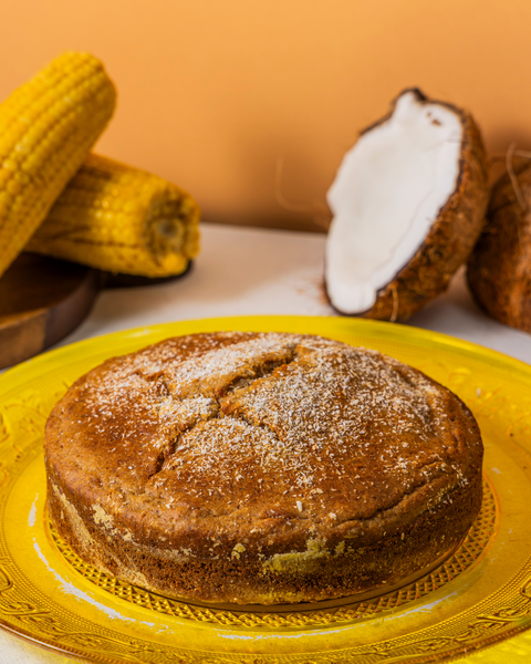 Bolo de fubá com coco sem açúcar fofinho e saudável, feito com inhame orgÂnico, com ovos caipiras orgânicos, cacau 100%, para toda a família. 