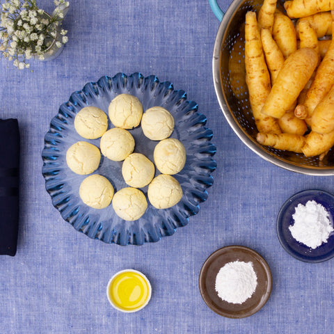 Pãozinho de mandioquinha orgânica feito apenas com mandioquinha, chia, polvilho e azeite extravirgem. Pãozinho saudável para toda a família. Pão de beijo.