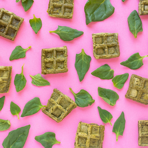 Waffle de espinafre orgânico sem açúcar fofinho e saudável para toda a família. Sem glúten e com ovos caipiras orgânicos.